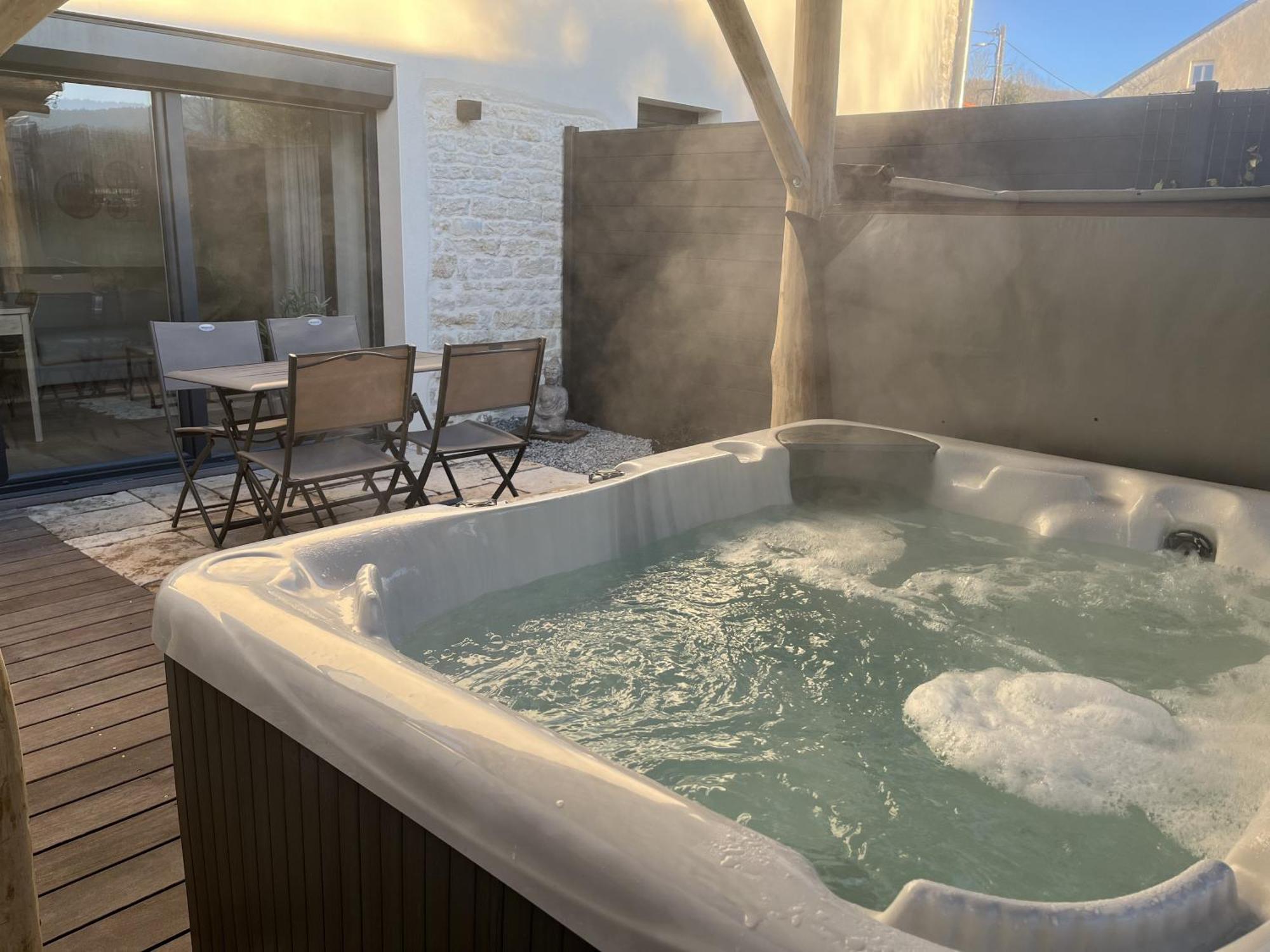 Sejour Detente - Appart'Hotel N 1 Avec Jaccuzi, Piscine Et Petit-Dejeuner Chouzelot Exterior photo